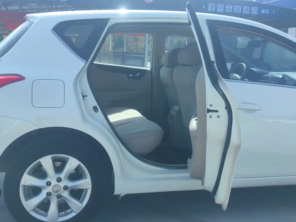 Nissan Tiida 2015 — фото 13