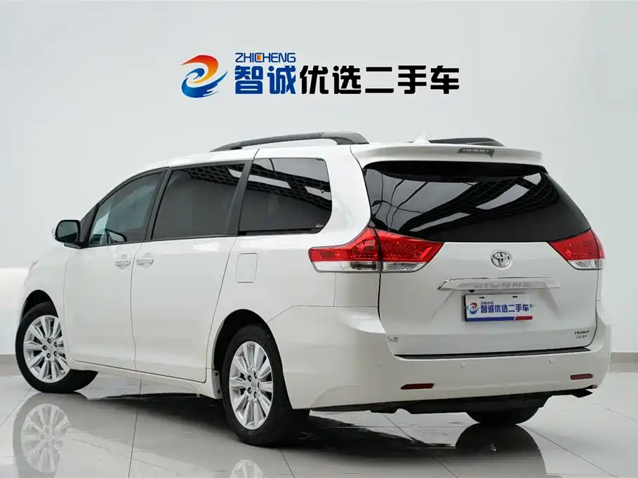 Toyota Sienna 2014 — фото 36