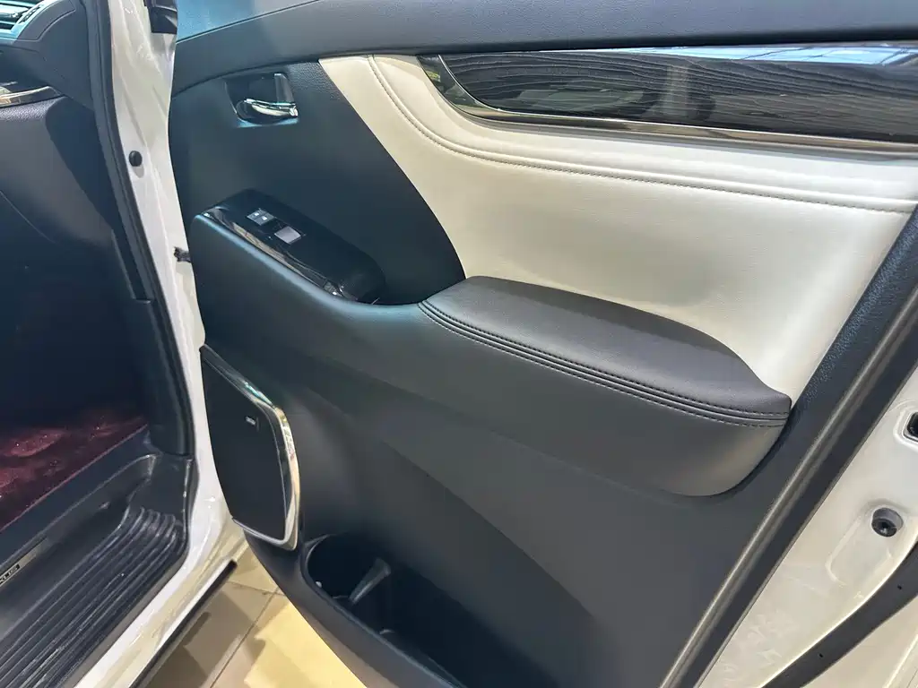 Lexus LM 2021 — фото 15