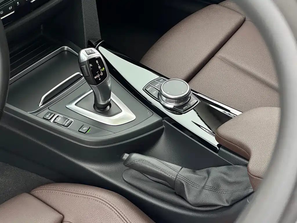 BMW 3 Series 2019 — фото 15