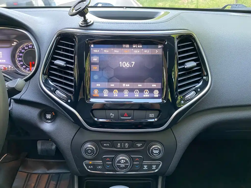 Jeep Cherokee 2019 — фото 18