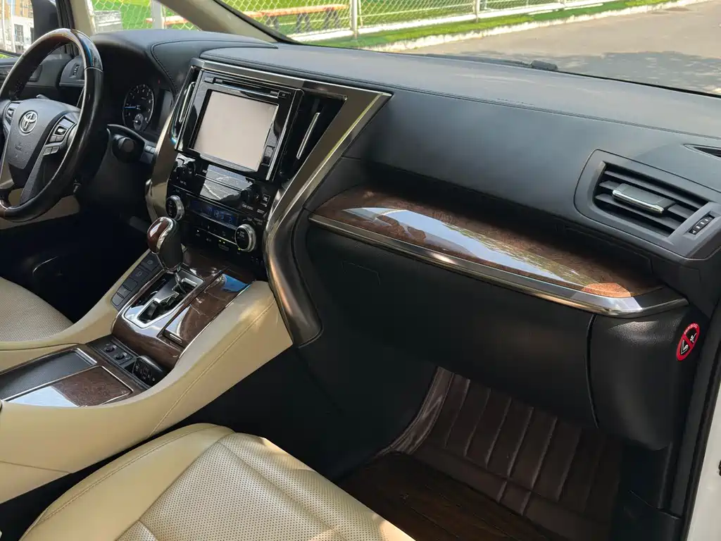 Toyota Alphard 2017 — фото 12