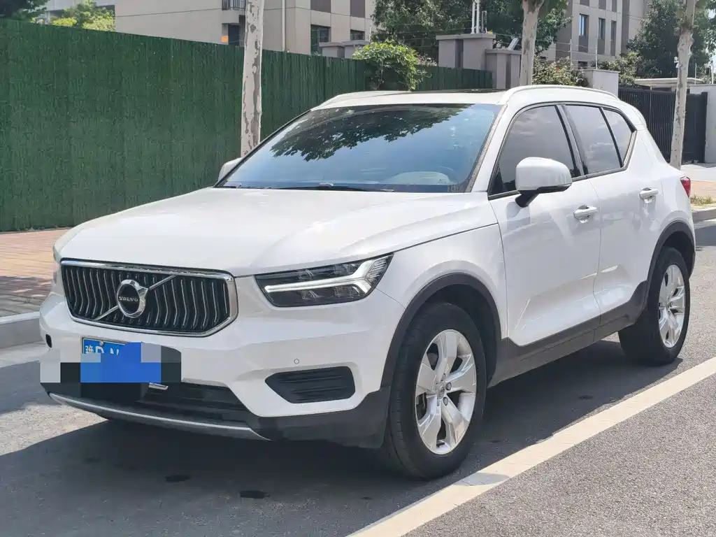 Volvo XC40 2021 — фото 1