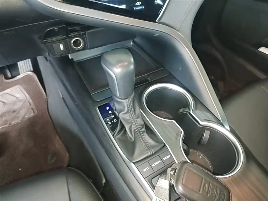 Toyota Camry 2022 — фото 10