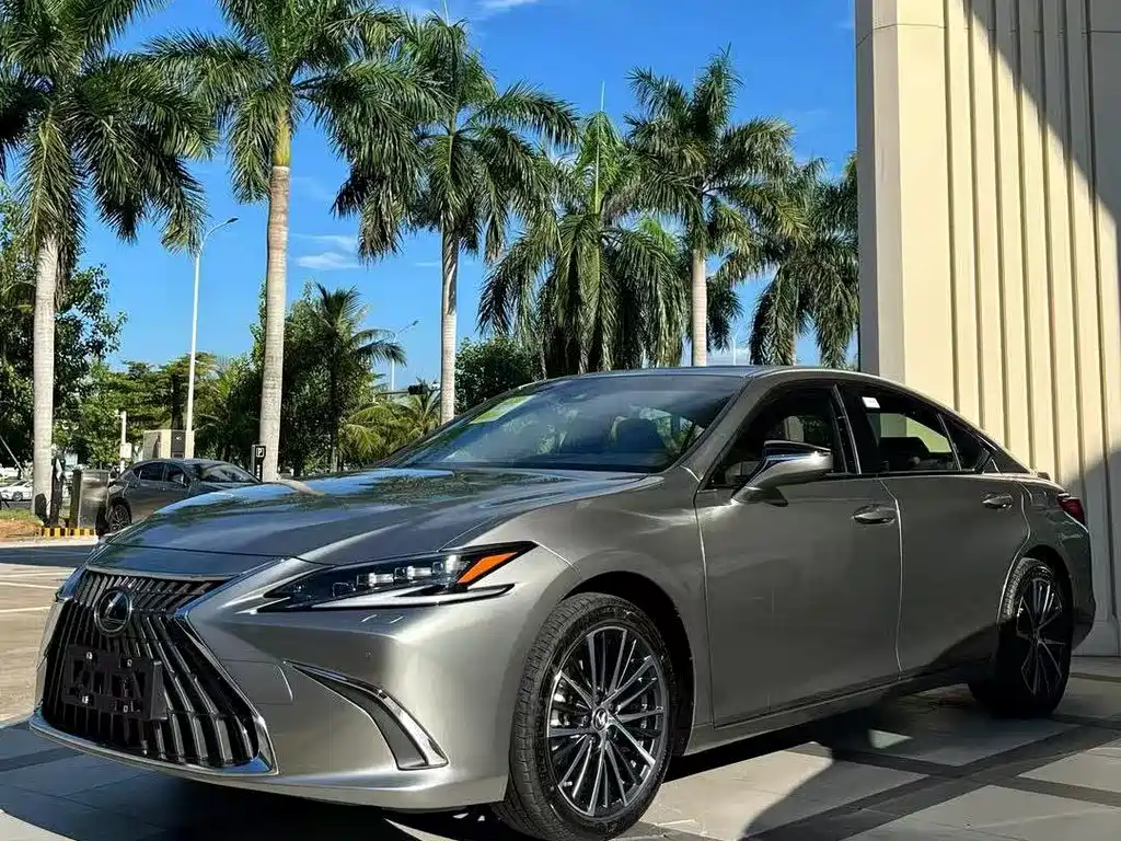 Lexus ES 2023 — фото 1