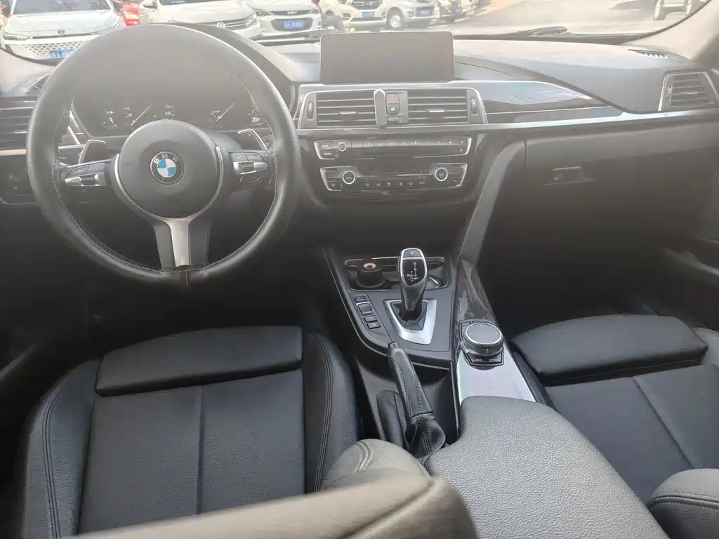 BMW 3 Series 2018 — фото 9