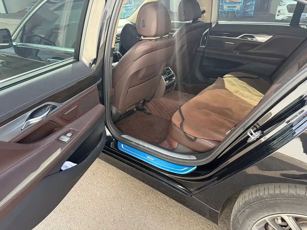BMW 7 Series 2017 — фото 14
