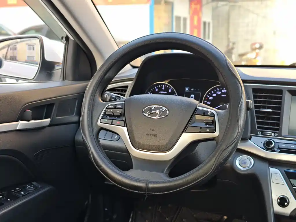 Hyundai Elantra 2017 — фото 9