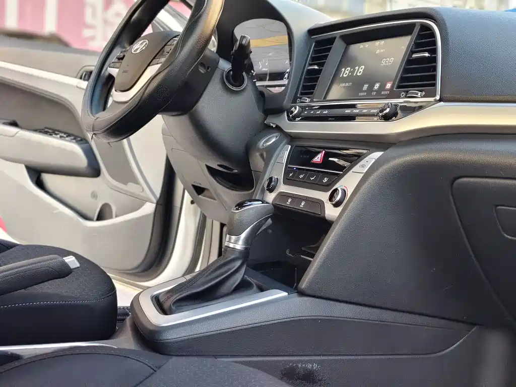 Hyundai Elantra 2017 — фото 12