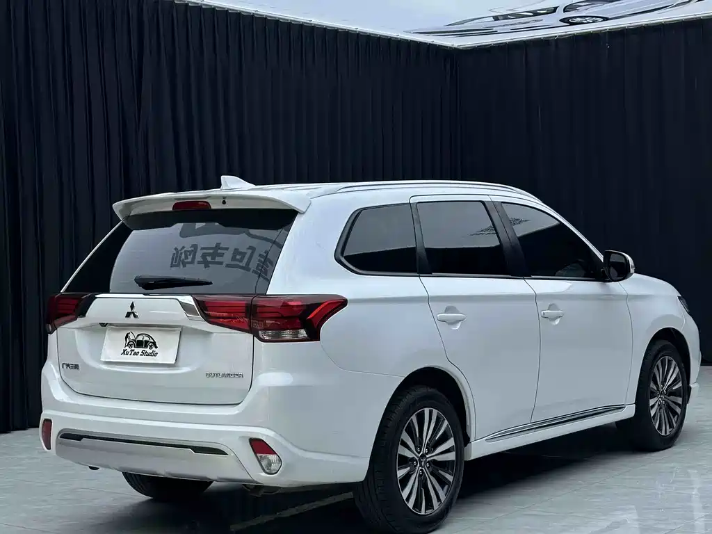 Mitsubishi Outlander 2022 — фото 16