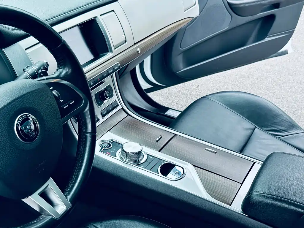 Jaguar XF 2015 — фото 11
