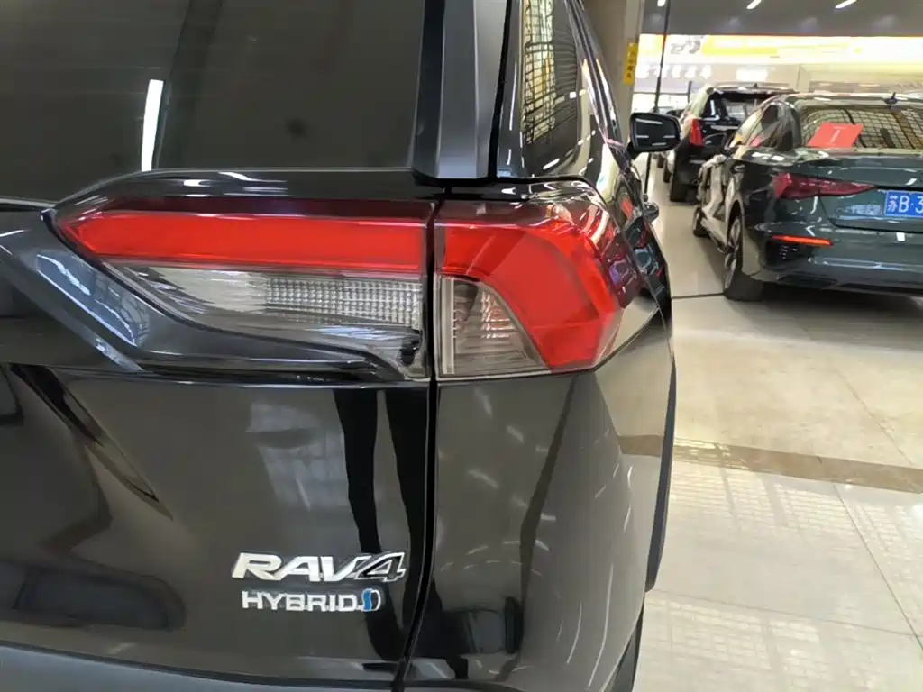 Toyota RAV4 2020 — фото 8
