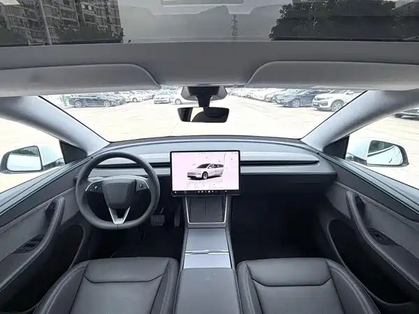 Tesla Model Y 2025
