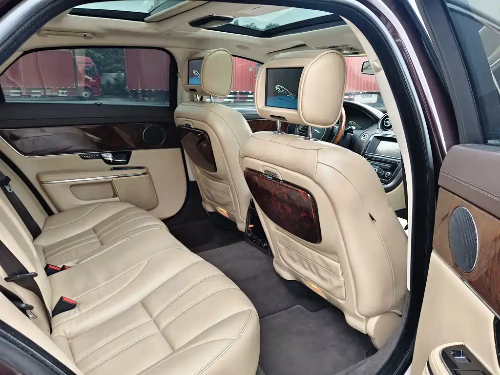 Jaguar XJ 2012 — фото 11