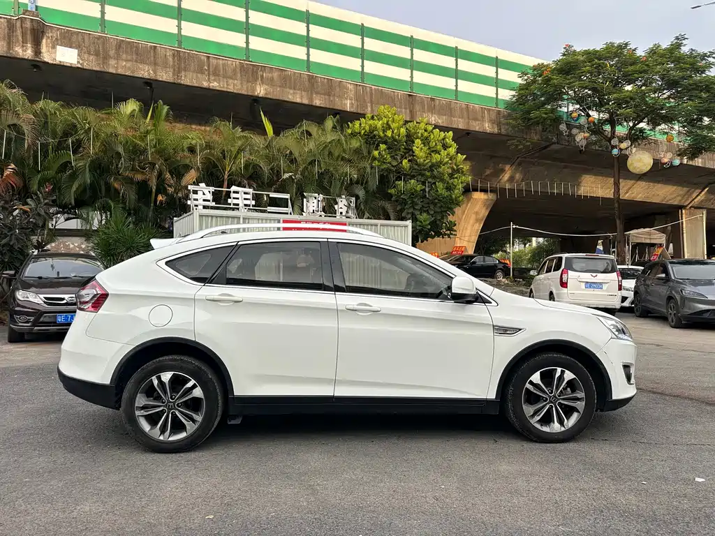 Luxgen You6 SUV 2015 — фото 4