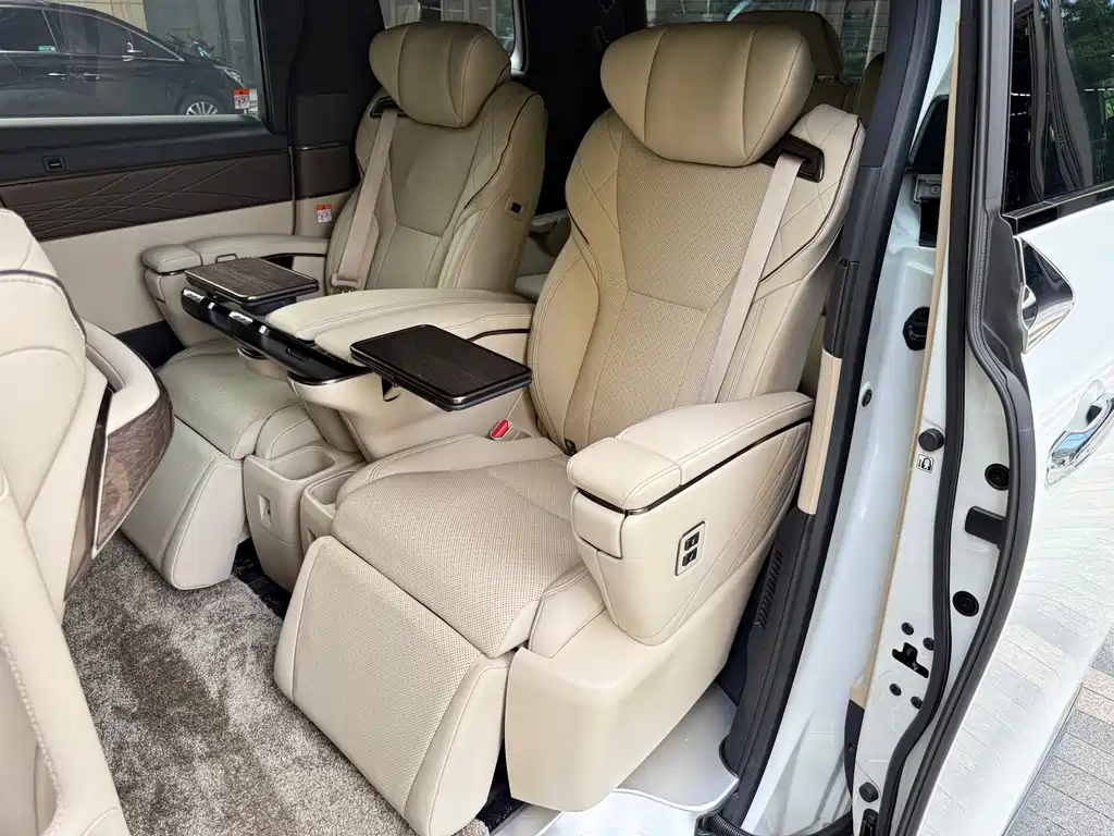 Toyota Alphard 2024 — фото 10