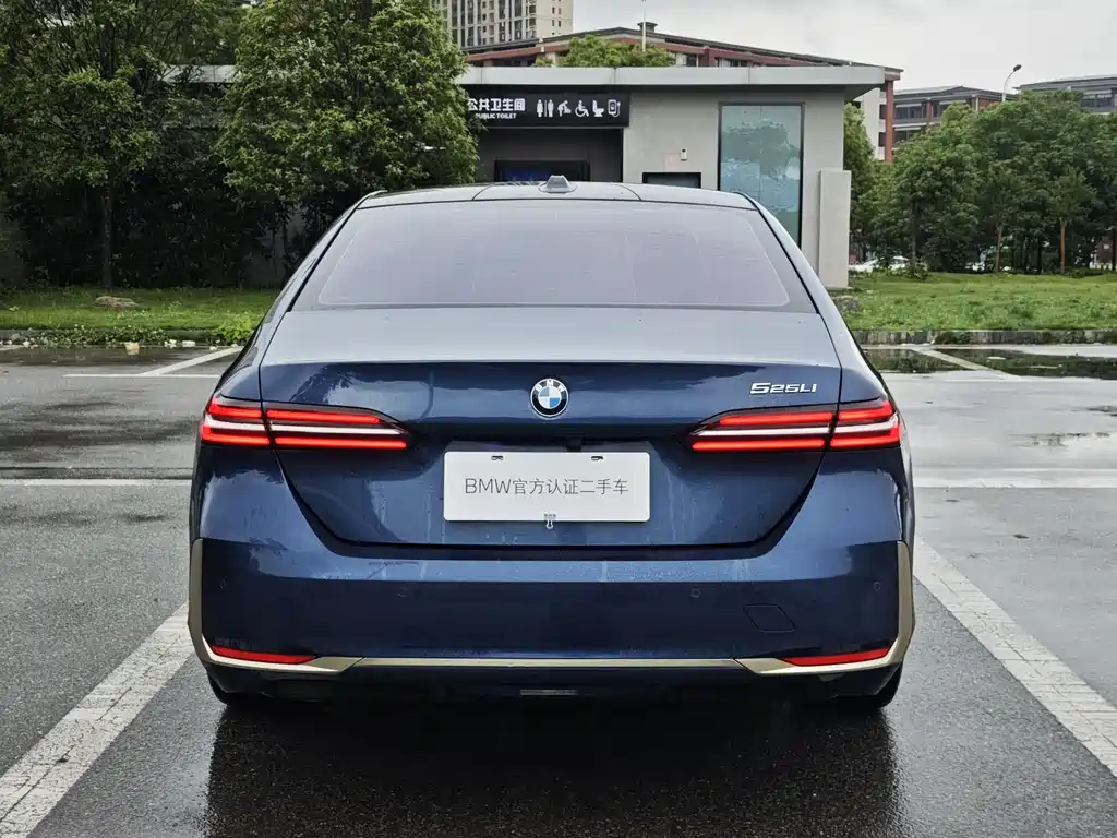 BMW 5 Series 2025 — фото 10