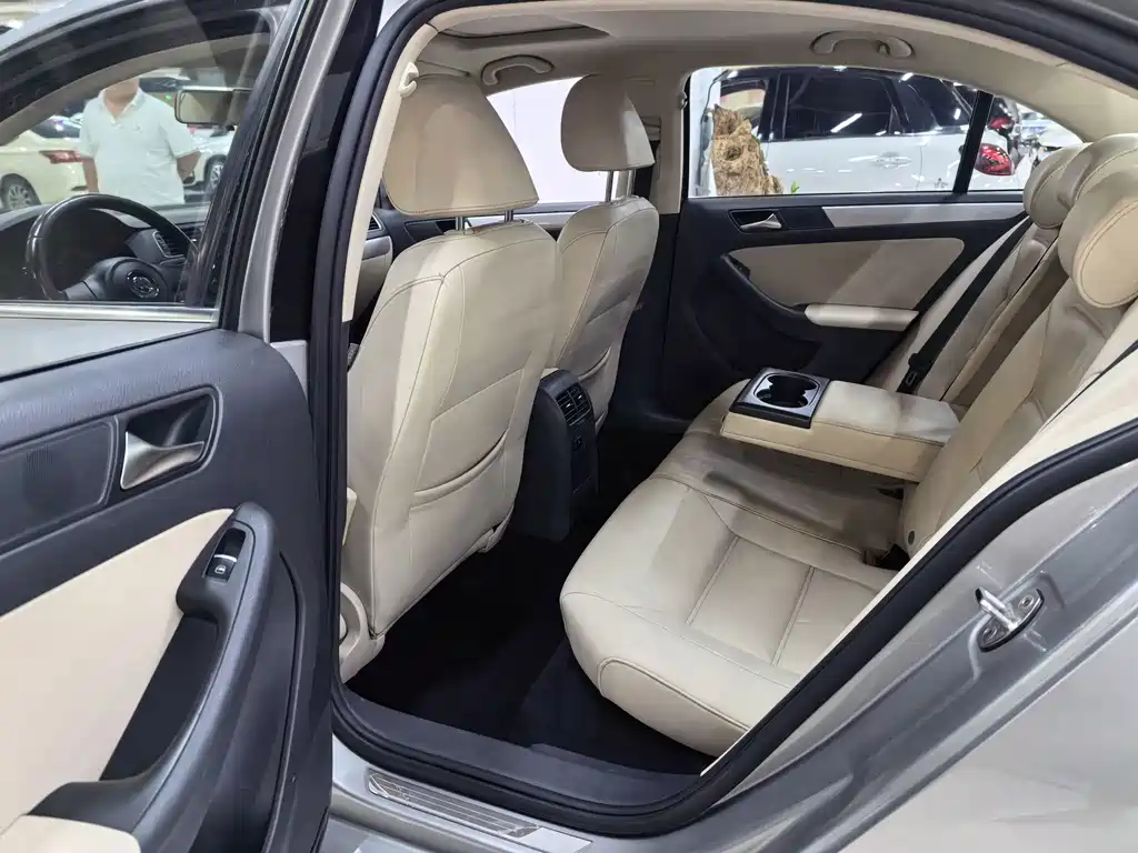 Volkswagen Sagitar 2014