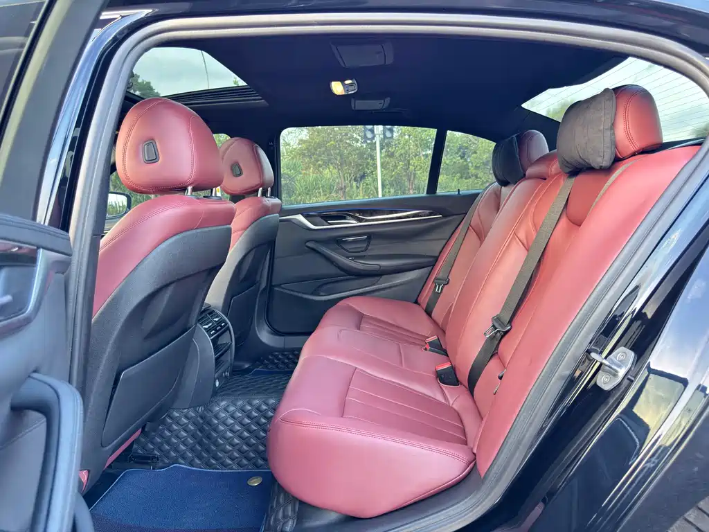 BMW 5 Series 2018 — фото 12
