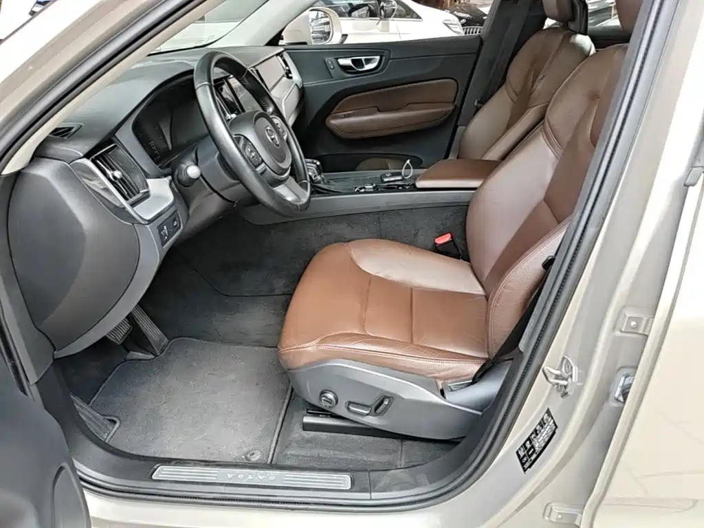 Volvo XC60 2018 — фото 22