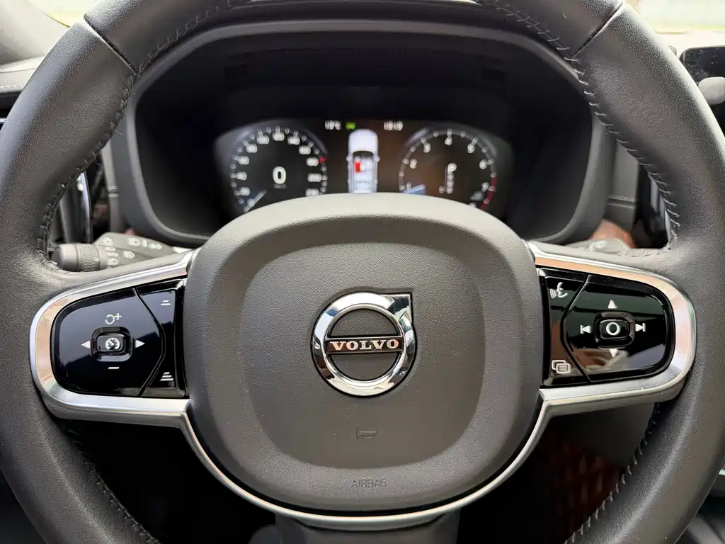 Volvo XC60 2021 — фото 11
