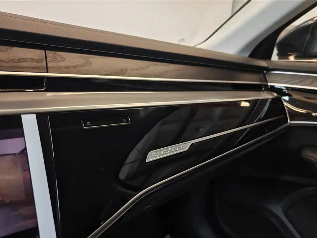 Audi A8 — фото 16