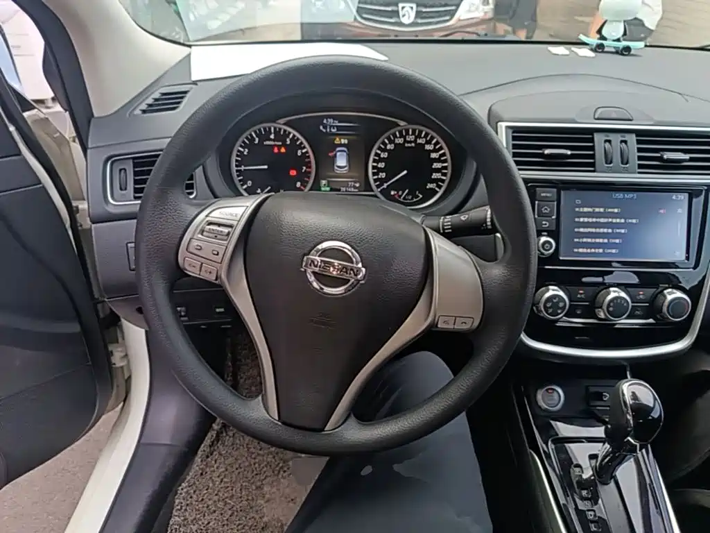 Nissan Tiida 2016 — фото 11