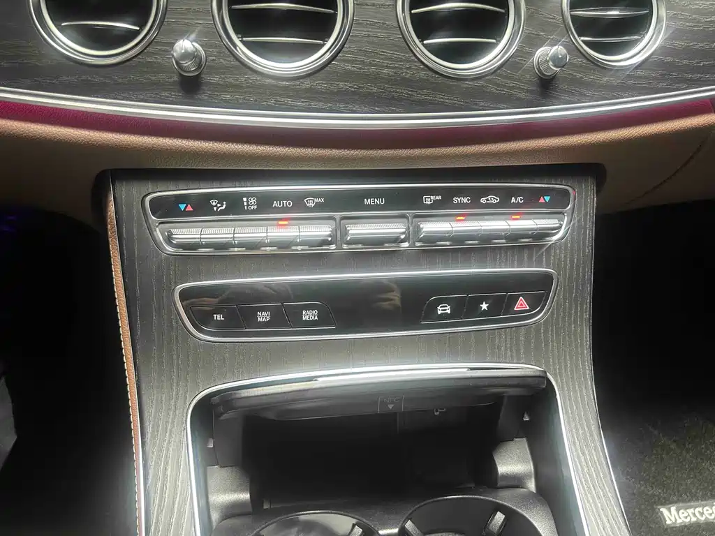 Mercedes-Benz E-Class 2022 — фото 16