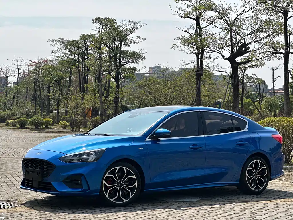 Ford Focus 2021 — фото 1