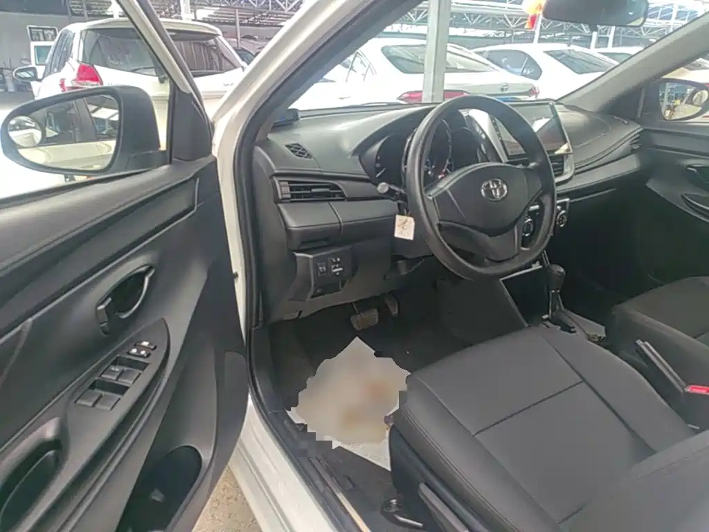Toyota Yaris L 2017 — фото 16