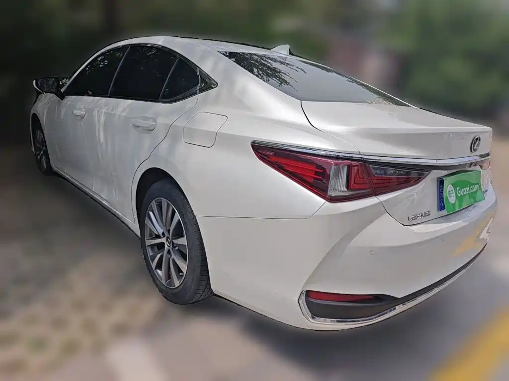 Lexus ES 2020 — фото 25