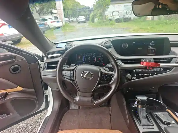 Lexus ES 2021