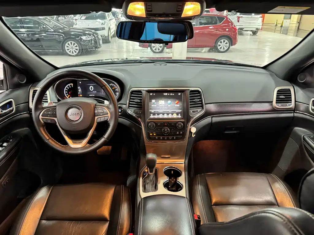 Jeep Grand Cherokee 2017 — фото 10