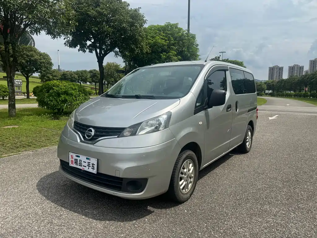 Nissan NV200 2011
