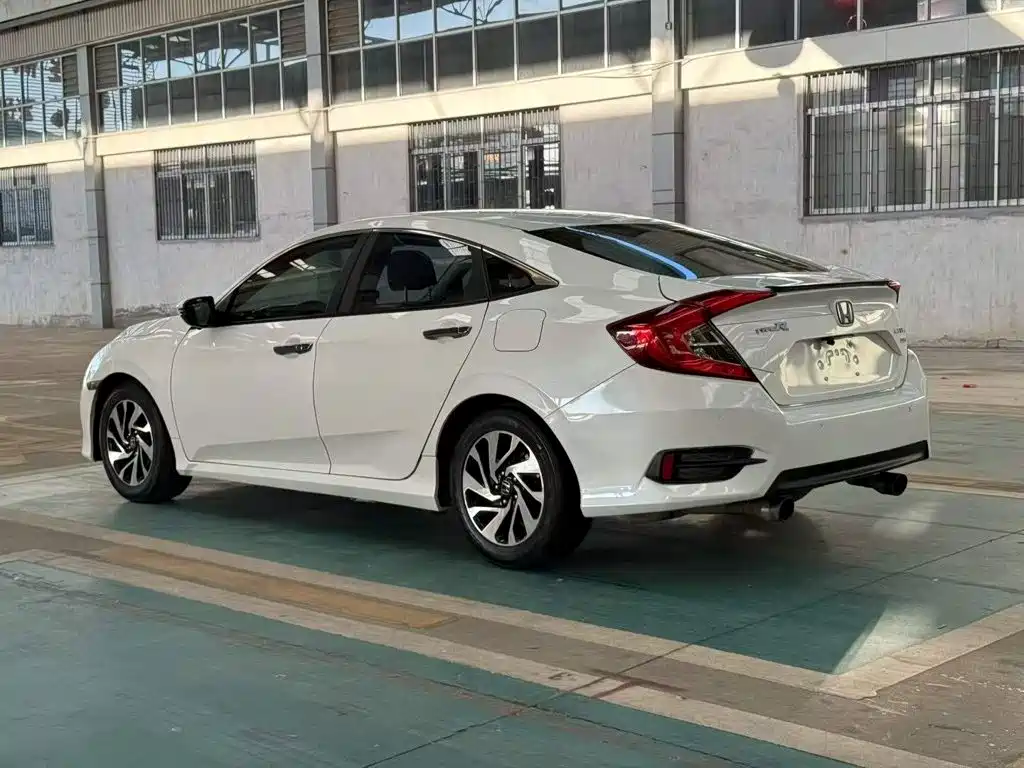 Honda Civic 2018 — фото 9