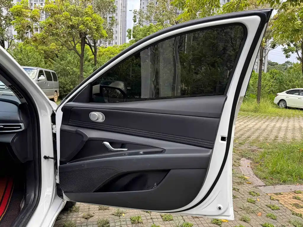 Hyundai Elantra 2023 — фото 38