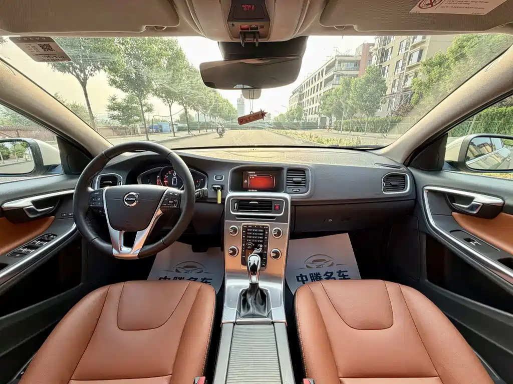 Volvo S60 2018 — фото 10
