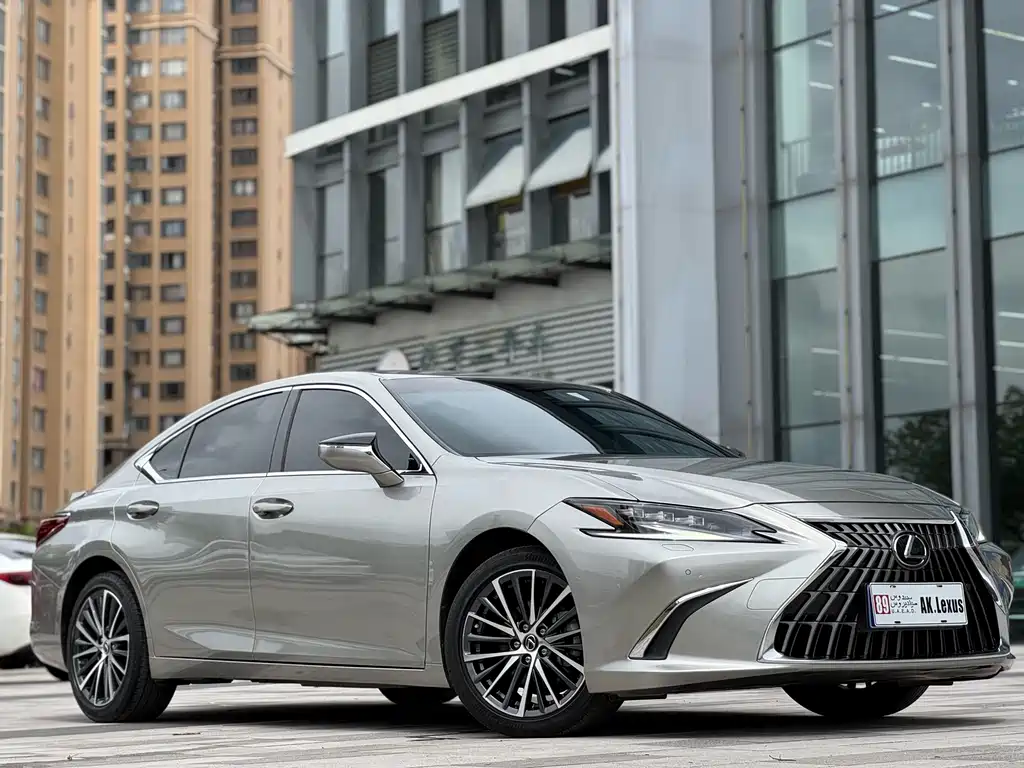 Lexus ES 2023 — фото 1