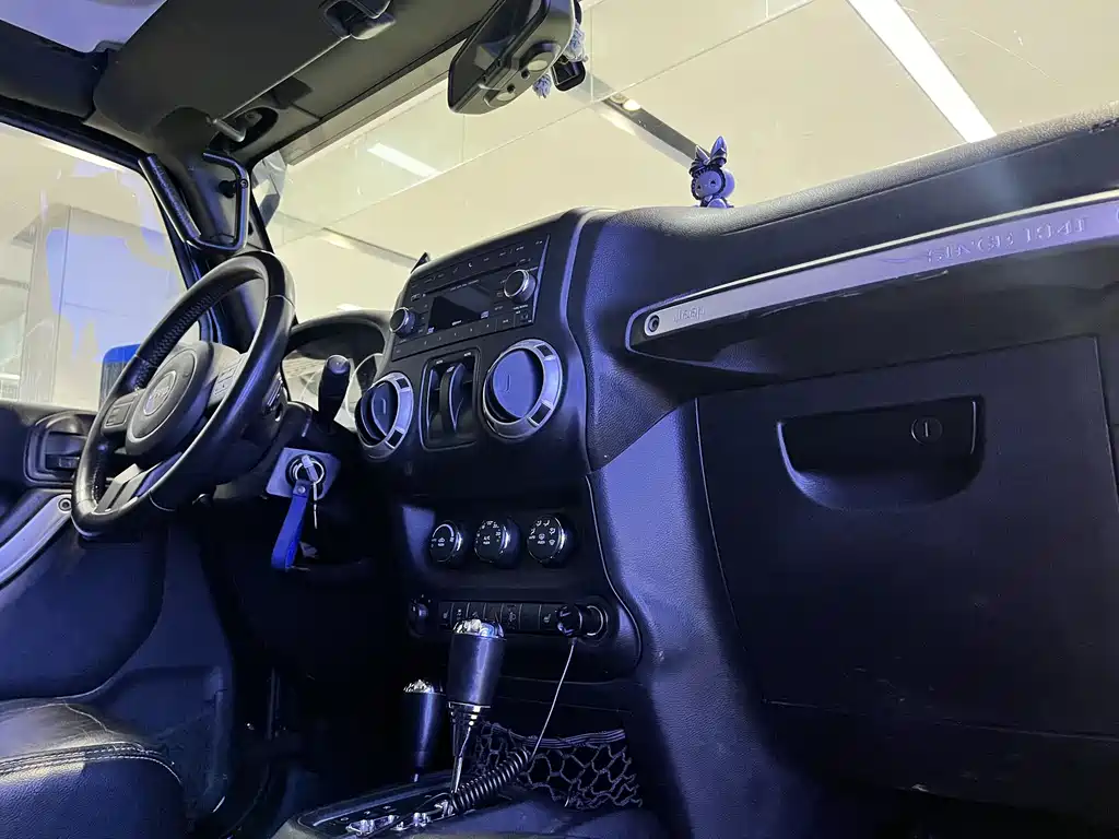 Jeep Wrangler 2016 — фото 8