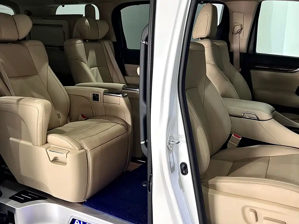 Toyota Alphard 2023 — фото 47