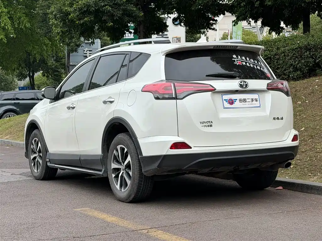Toyota RAV4 2018 — фото 4