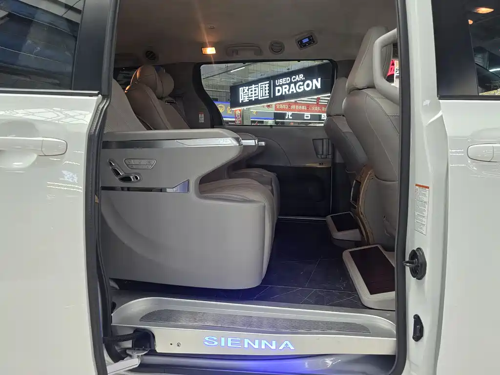 Toyota Sienna 2017 — фото 17