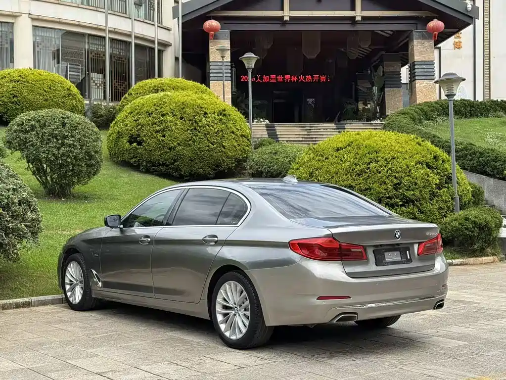 BMW 5 Series 2018 — фото 10