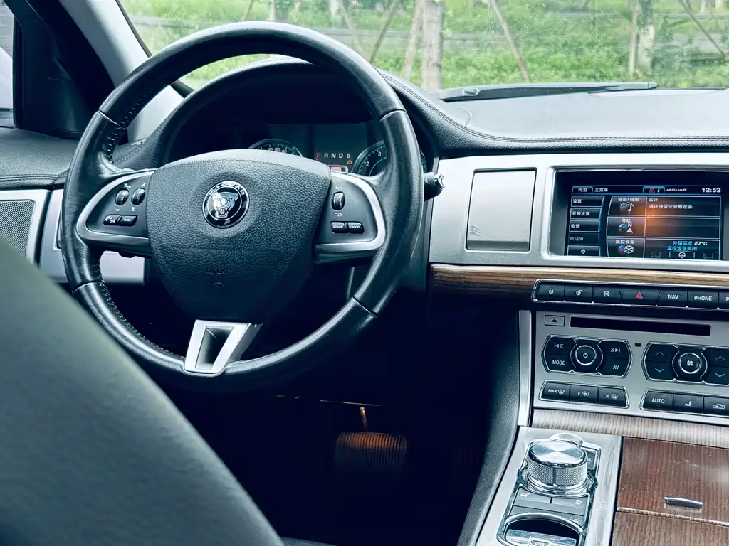Jaguar XF 2015 — фото 9