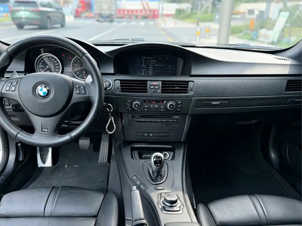 BMW M3 2010 — фото 12