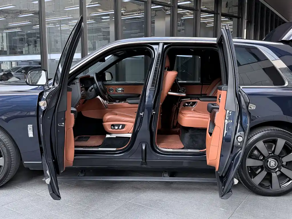 Rolls-Royce Cullinan 2021 — фото 14
