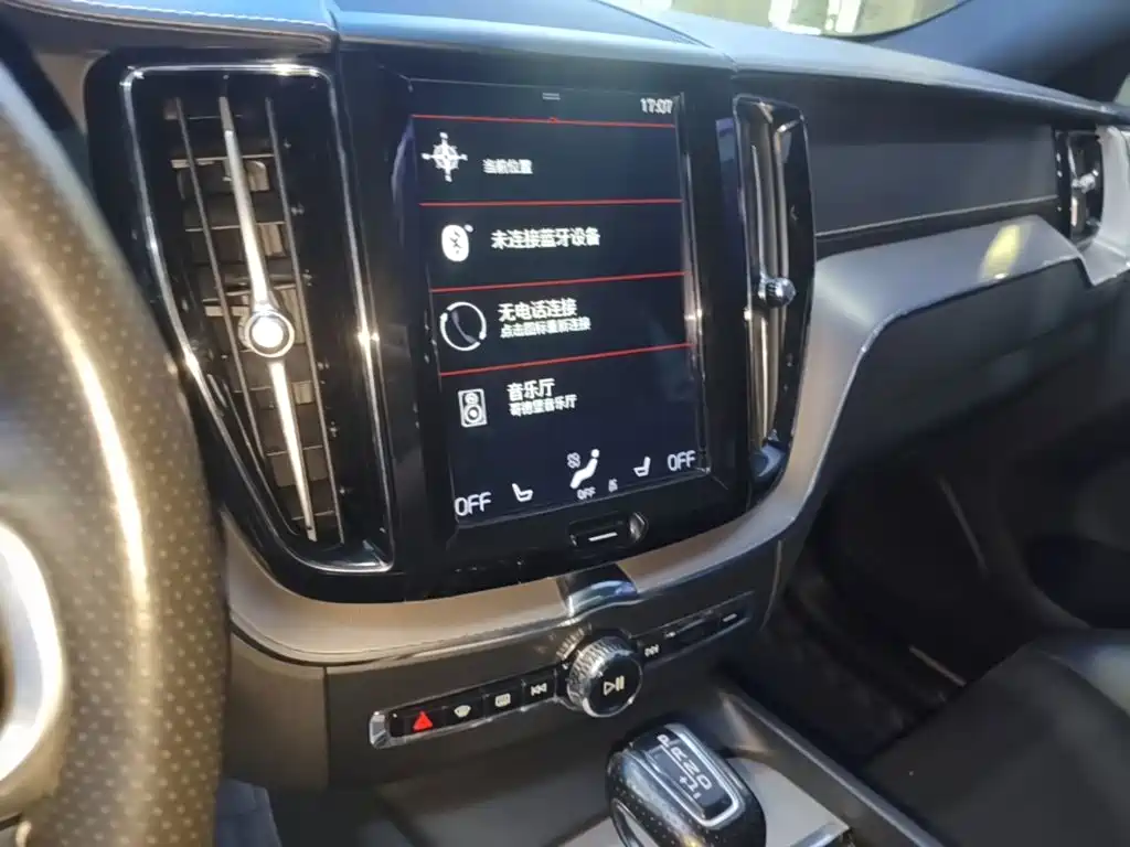 Volvo XC60 2018 — фото 13