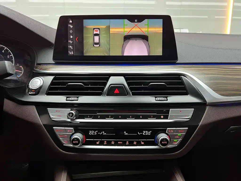 BMW 5 Series 2019 — фото 13