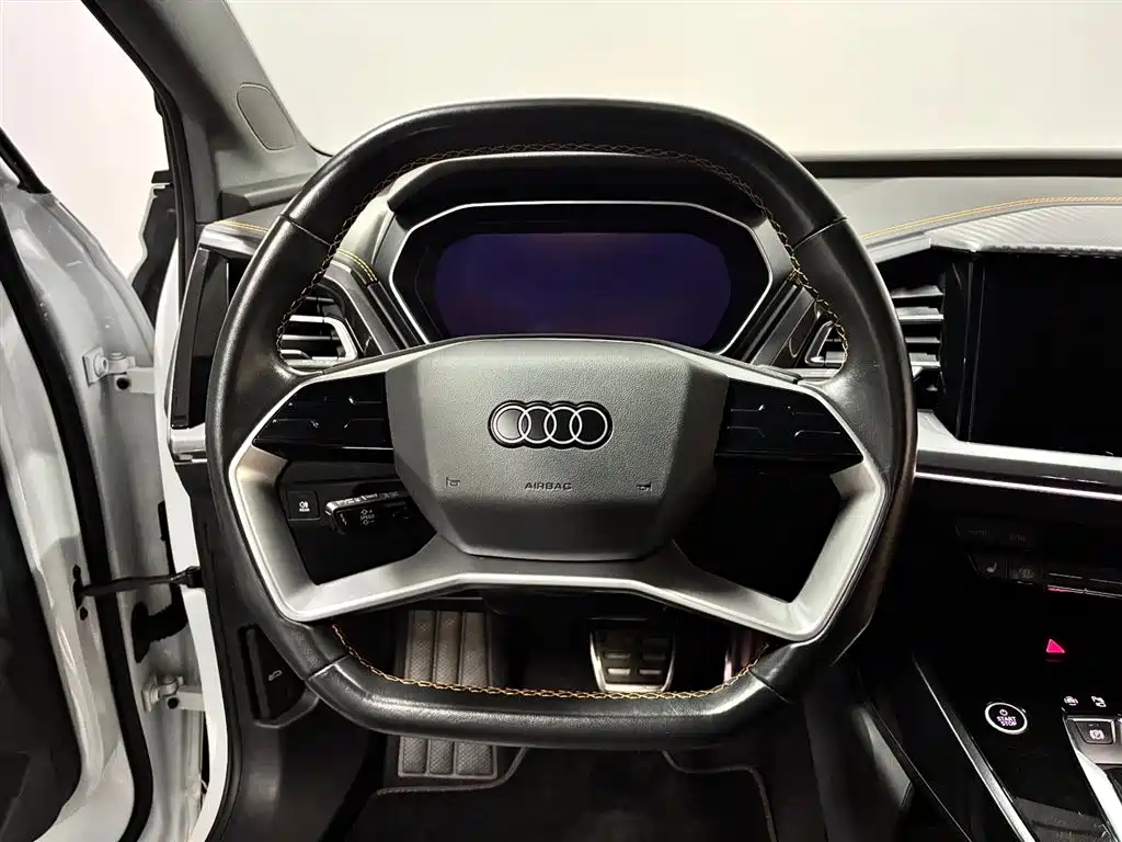 Audi Q4 e-tron 2024 — фото 8