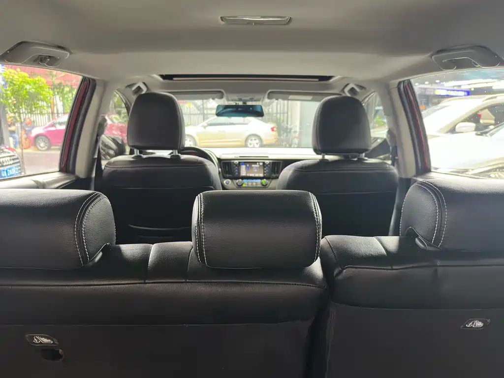Toyota RAV4 2017 — фото 18